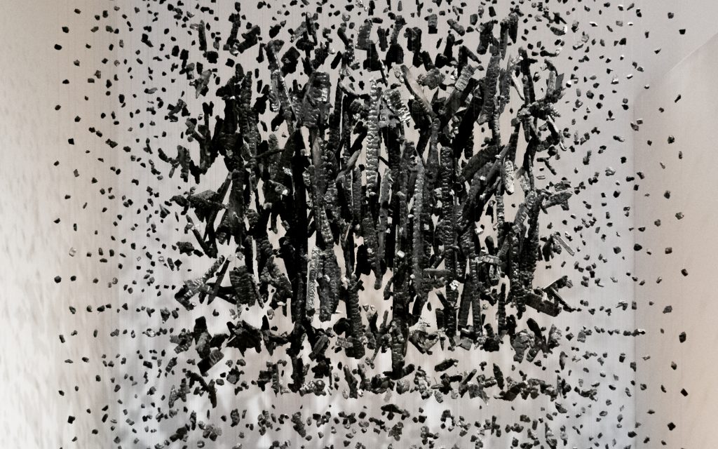 Cornelia Parker, Mass (Colder Darker Matter) (Montón [materia más oscura más fría]), 1997. Burnt wood, wire and string. Museum purchase with funds provided by Jan and Howard Hendler.