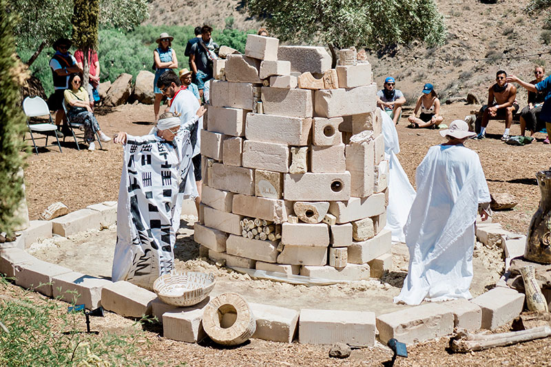 Patricia Sannit, Installation at FORM Arcosanti, presented by Phoenix Art Museum. Durational performance and participatory installation. Wet clay, sand, fired clay, furnace brick, video projection, fabric, performance. Performers include Nicole Olson, Patricia Sannit and volunteers. Photo: Airi Katsuta.